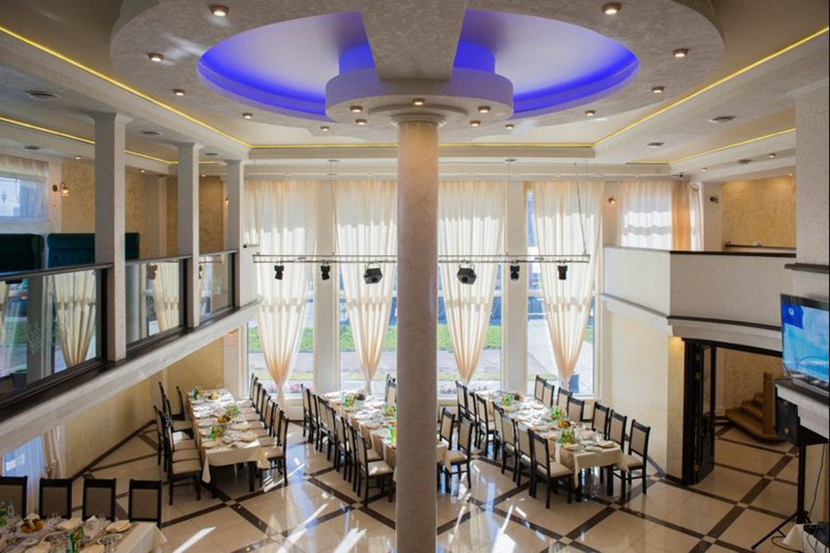 Ресторан Корона — Двухуровневый зал, фото банкетного зала