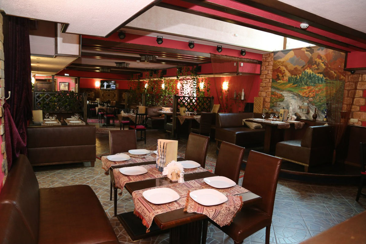 Основной зал — Вечерний Баку