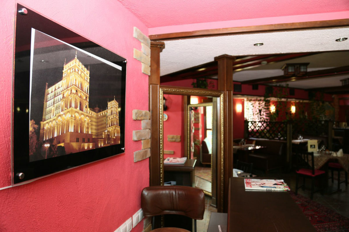 Основной зал — Вечерний Баку