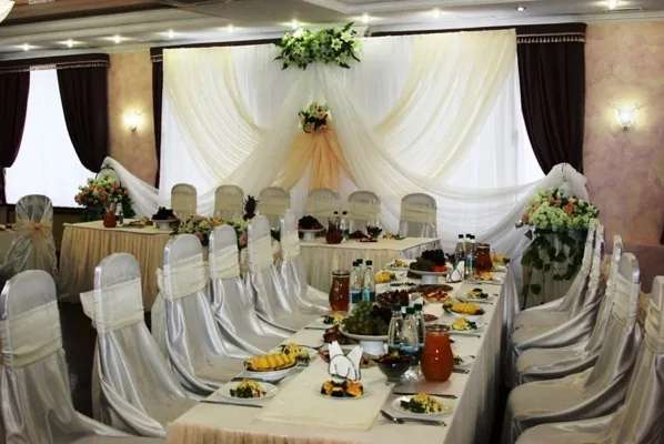 Зал на 100 человек Зал на 100 человек — интерьер зала