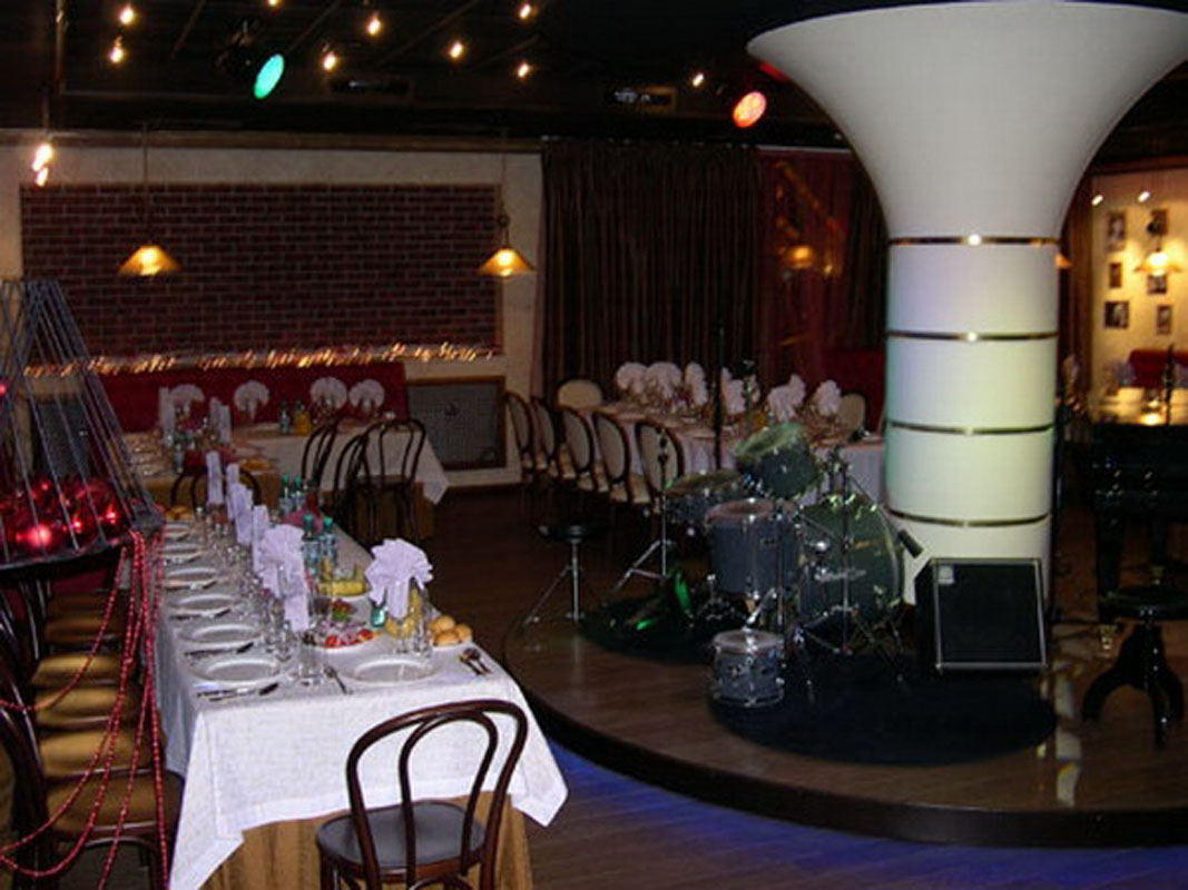 Основной зал — Старый рояль