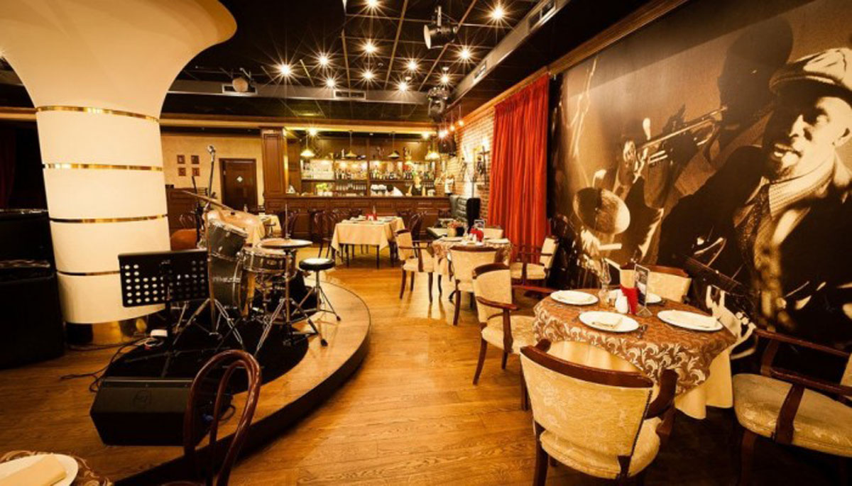 Основной зал — Старый рояль