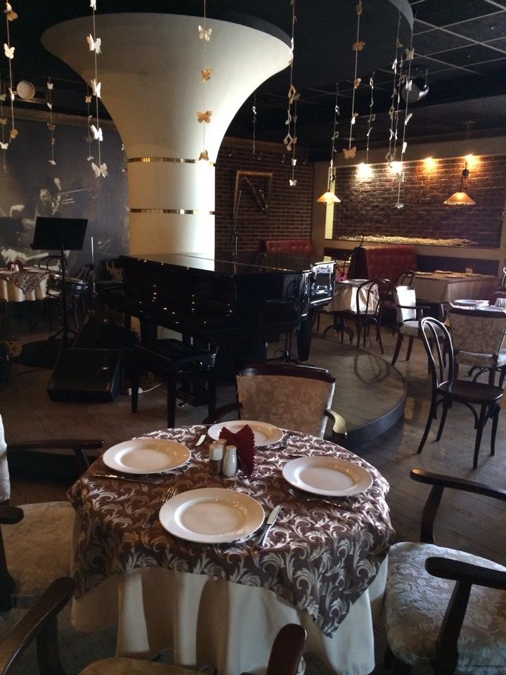 Основной зал — Старый рояль