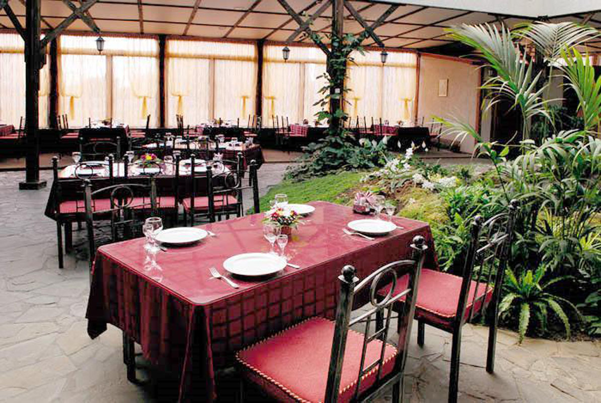 Зал на 140 человек — Дворик