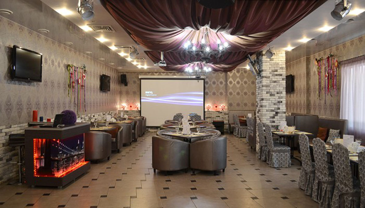 Основной зал — Кафе Монро