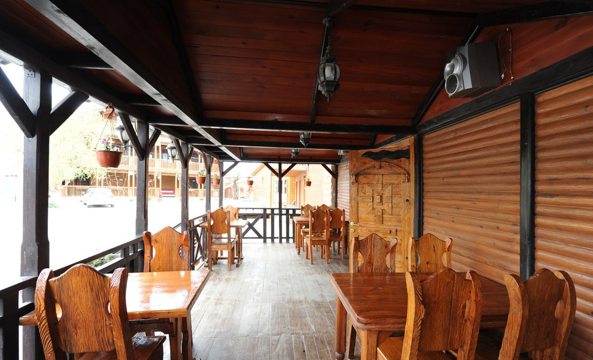 Основной зал — Вдали от жен