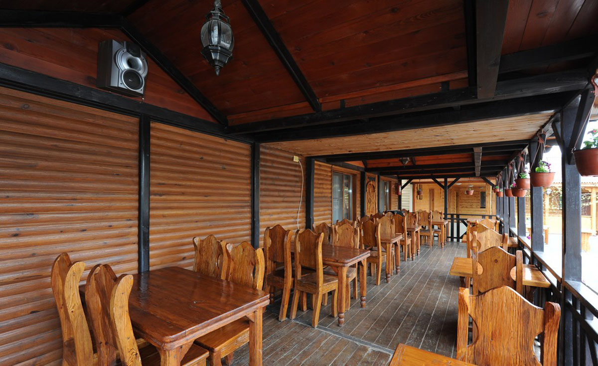 Основной зал — Вдали от жен