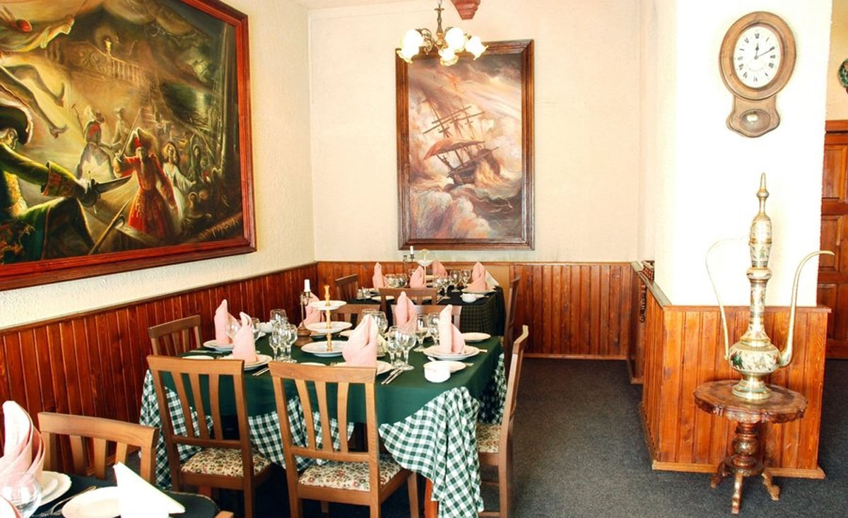 Основной зал — Кафе Корсар