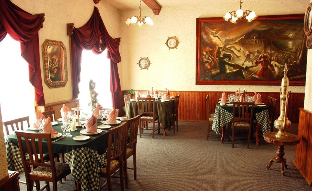 Основной зал — Кафе Корсар