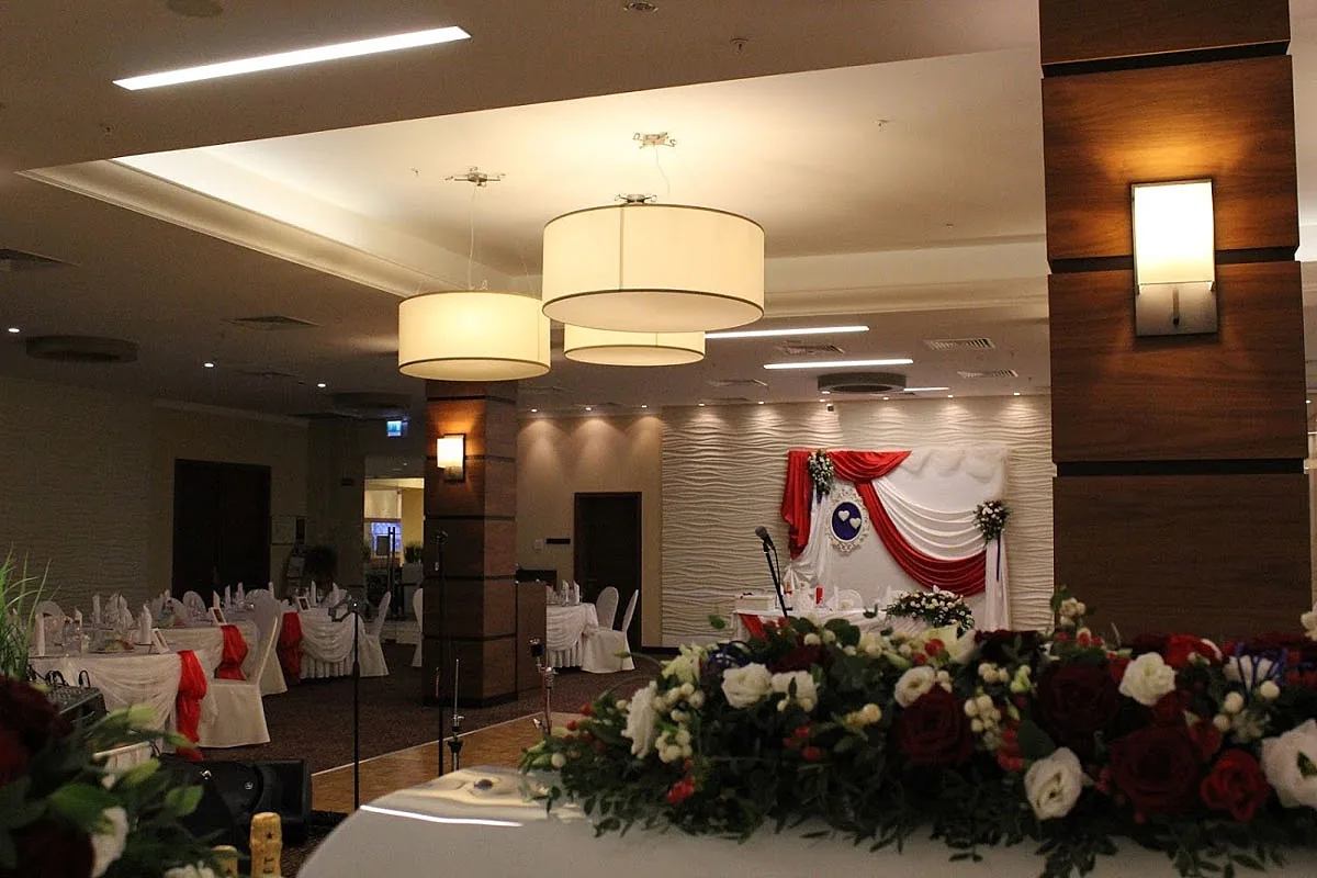 Garden Grille & Bar — Зал на 200 человек, фото банкетного зала