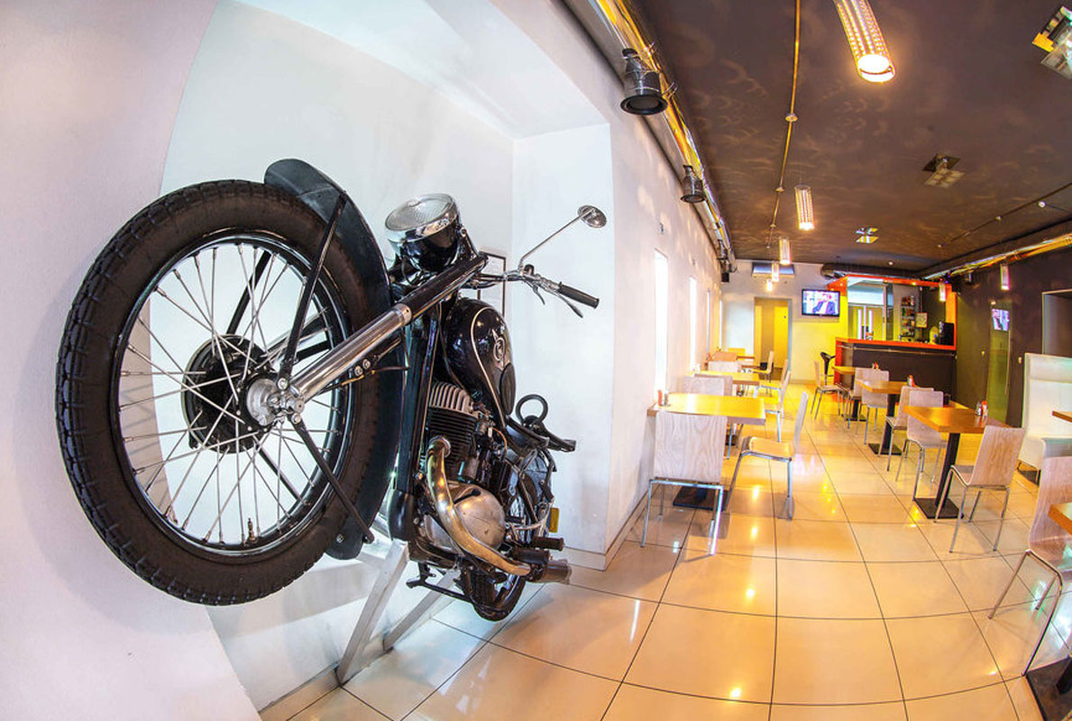 Основной зал — Гараж