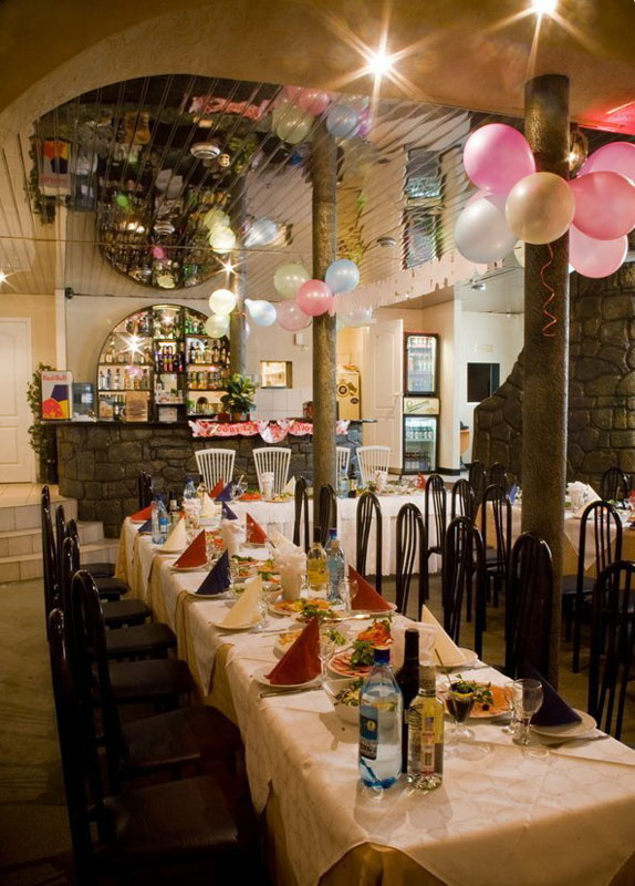 Основной зал — Кафе Карпаты