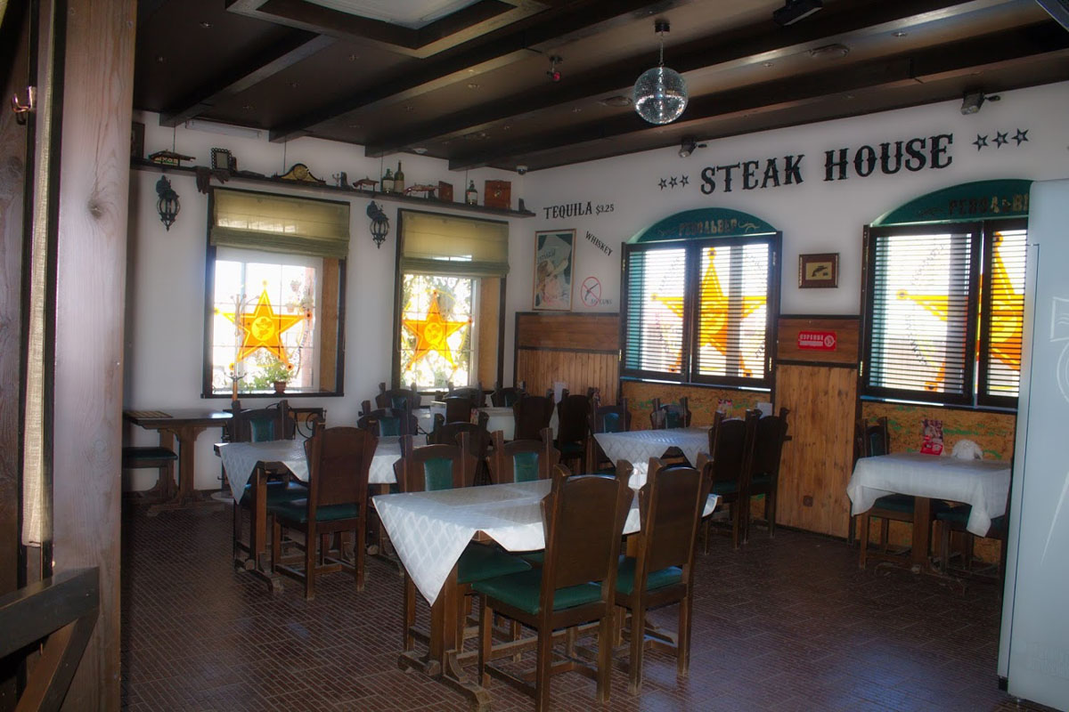 Основной зал — Револьвер