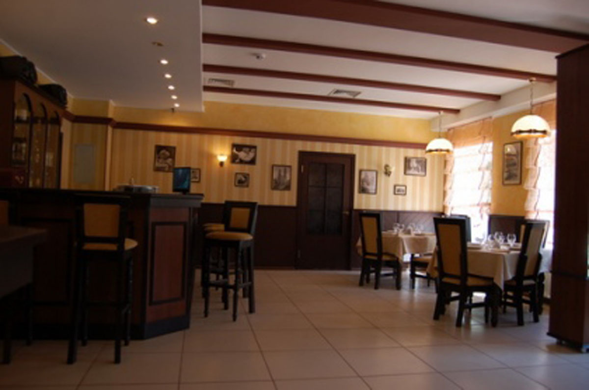 Основной зал — банкетный зал 12 стульев, фото