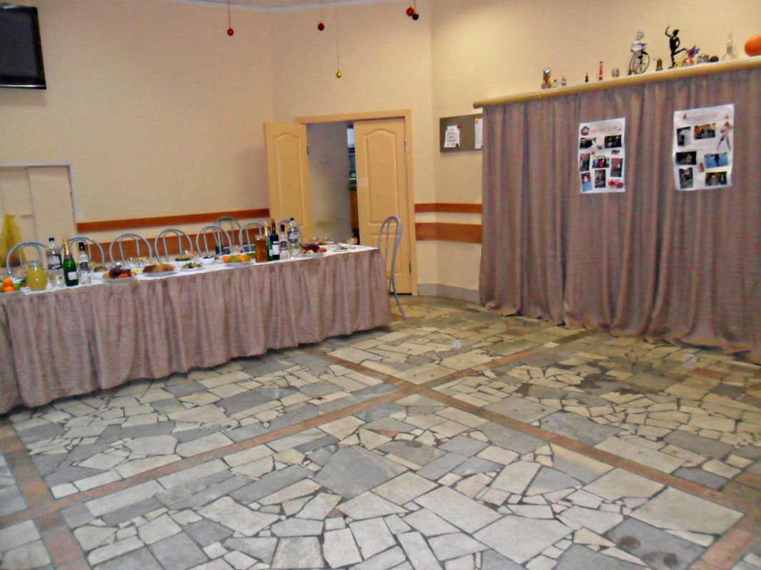 Основной зал — Тарелка на Докучаева