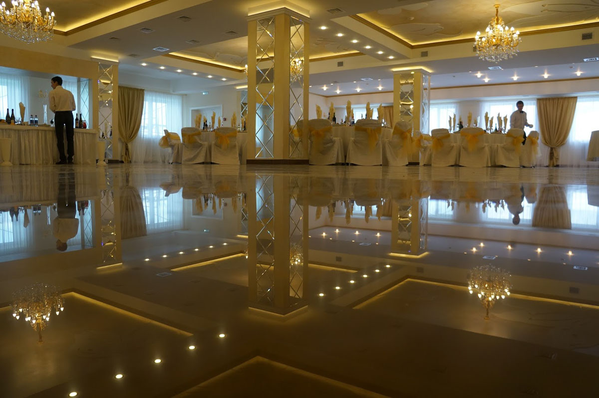 Банкетный зал — Джулия