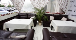 Зал на первом этаже Зал на первом этаже — интерьер зала