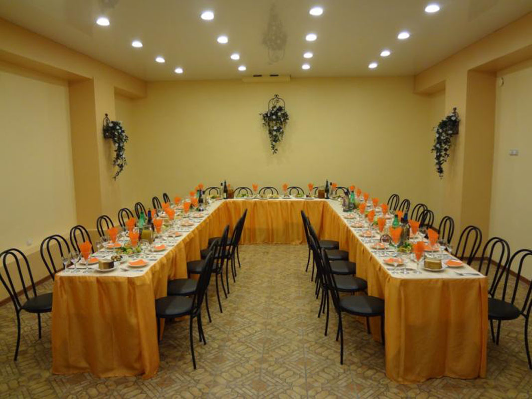 Основной зал — Дарина