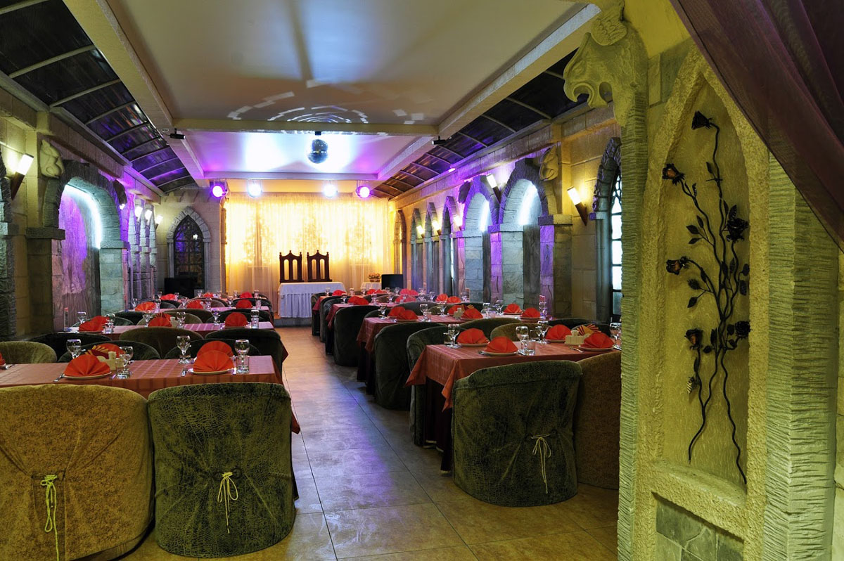 Замок в долине — Рыцарский зал, фото банкетного зала