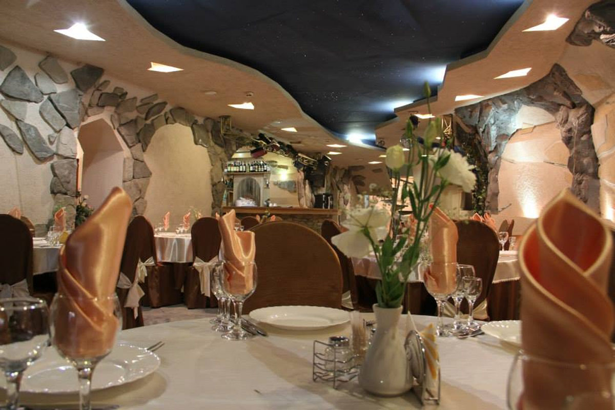 Основной зал — Микос