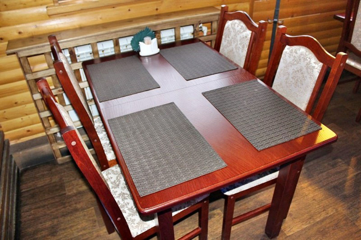 Основной зал — Двор