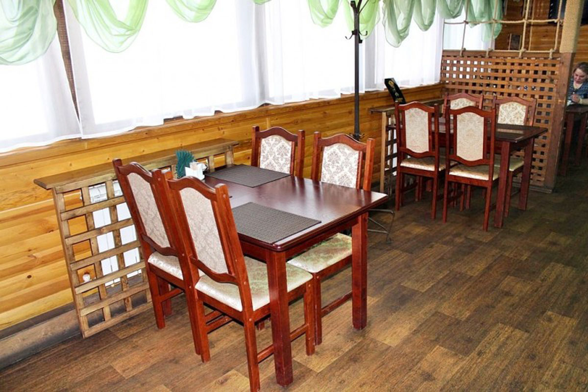 Основной зал — Двор