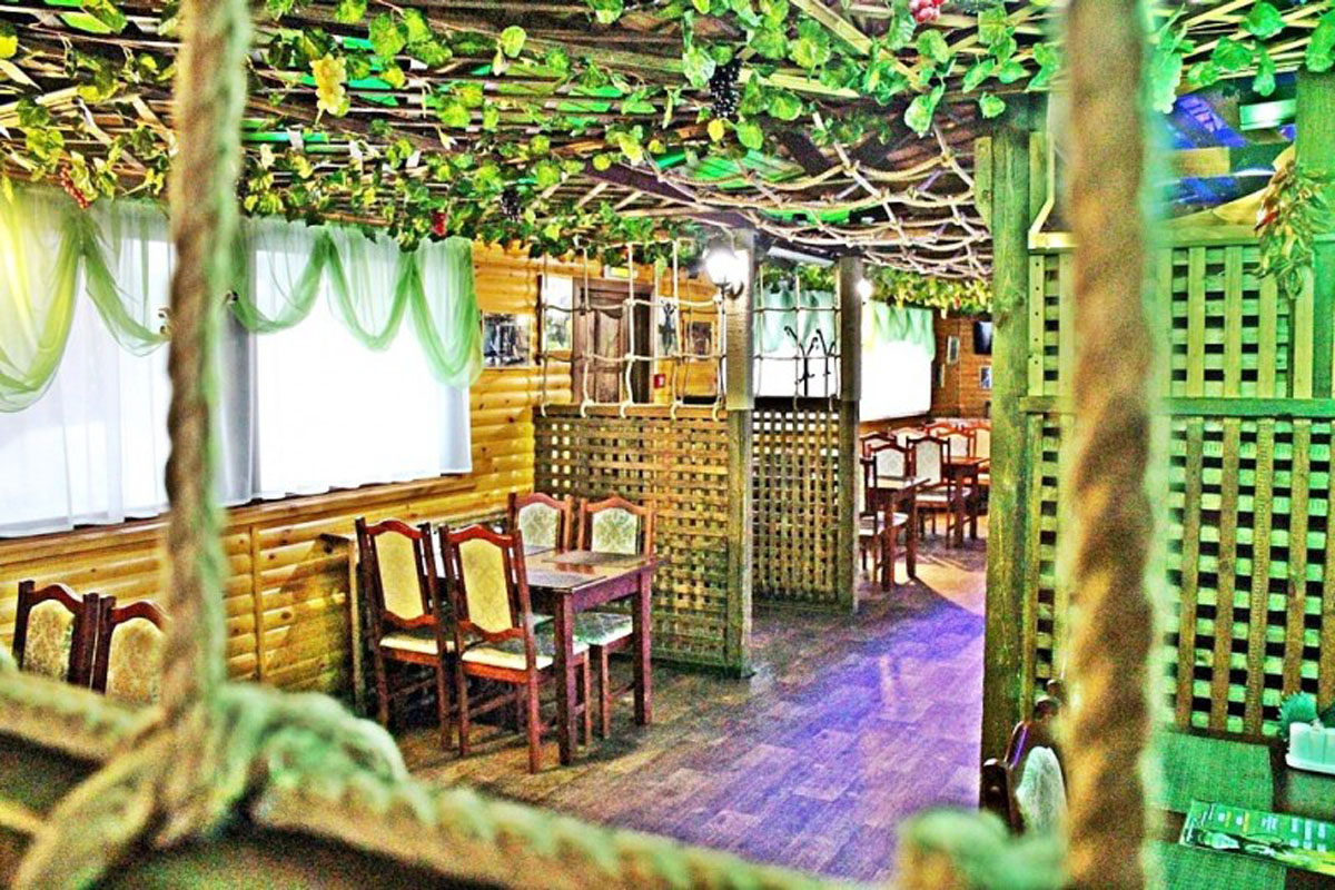 Основной зал — Двор