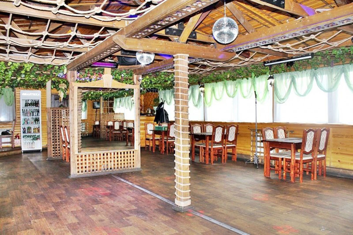 Основной зал — Двор