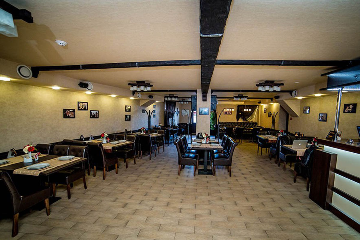 Зал на 60 человек — 12 стульев