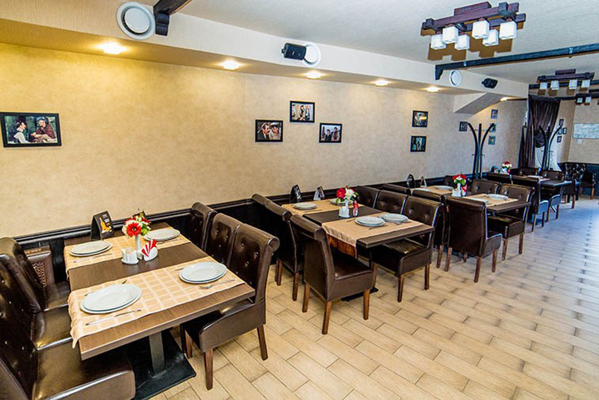 Зал на 60 человек — 12 стульев