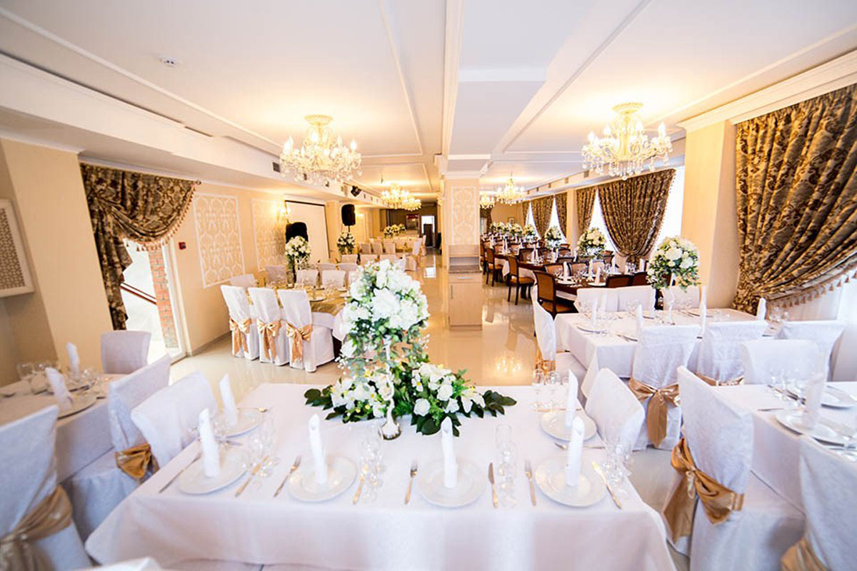 Банкетный зал — 12 стульев