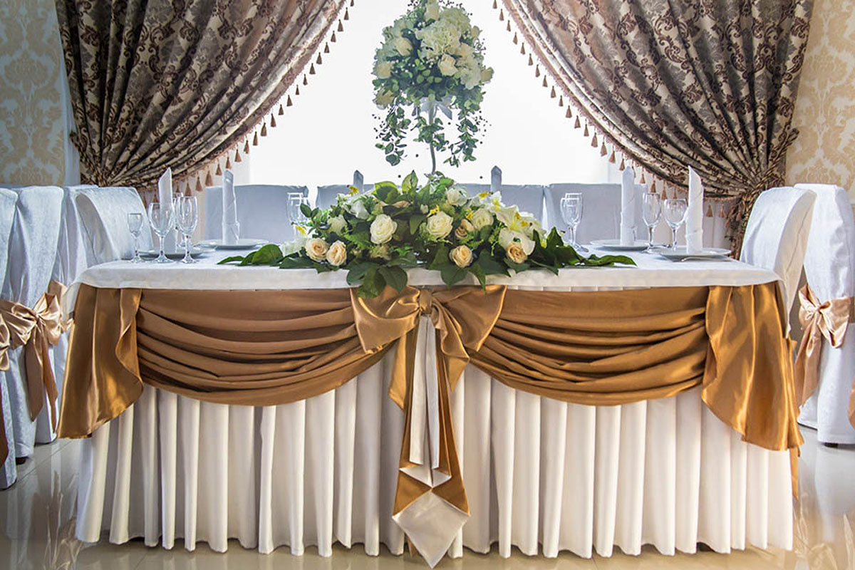 Банкетный зал — 12 стульев