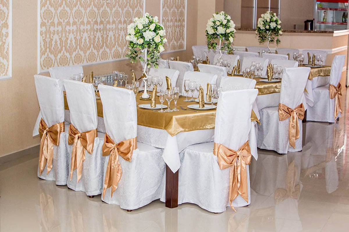 Банкетный зал — 12 стульев