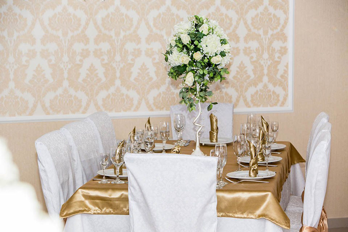 Банкетный зал — 12 стульев