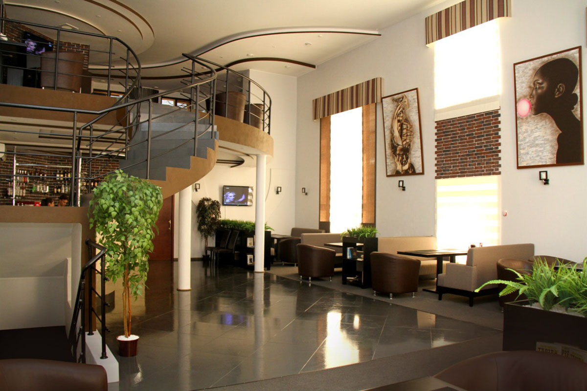 Зал на 130 человек — Мораль