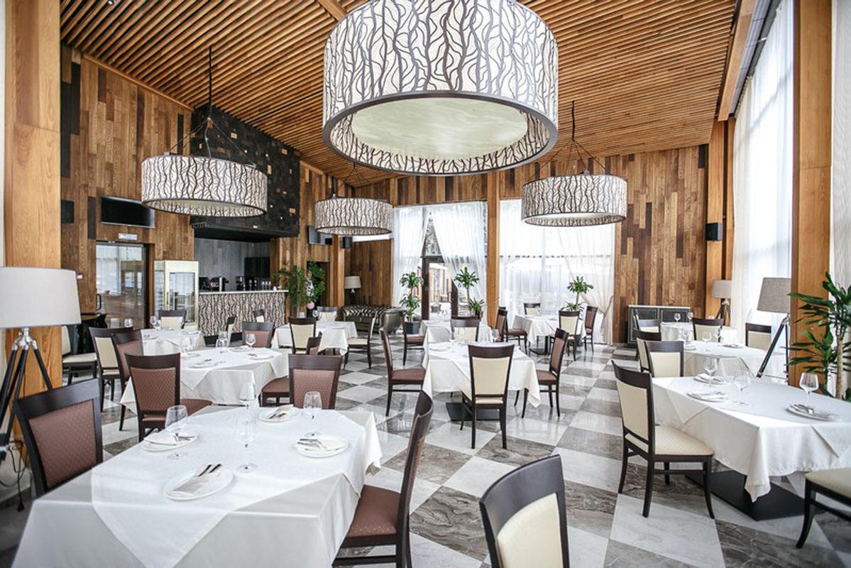 Малый зал —  Д.А.Р.