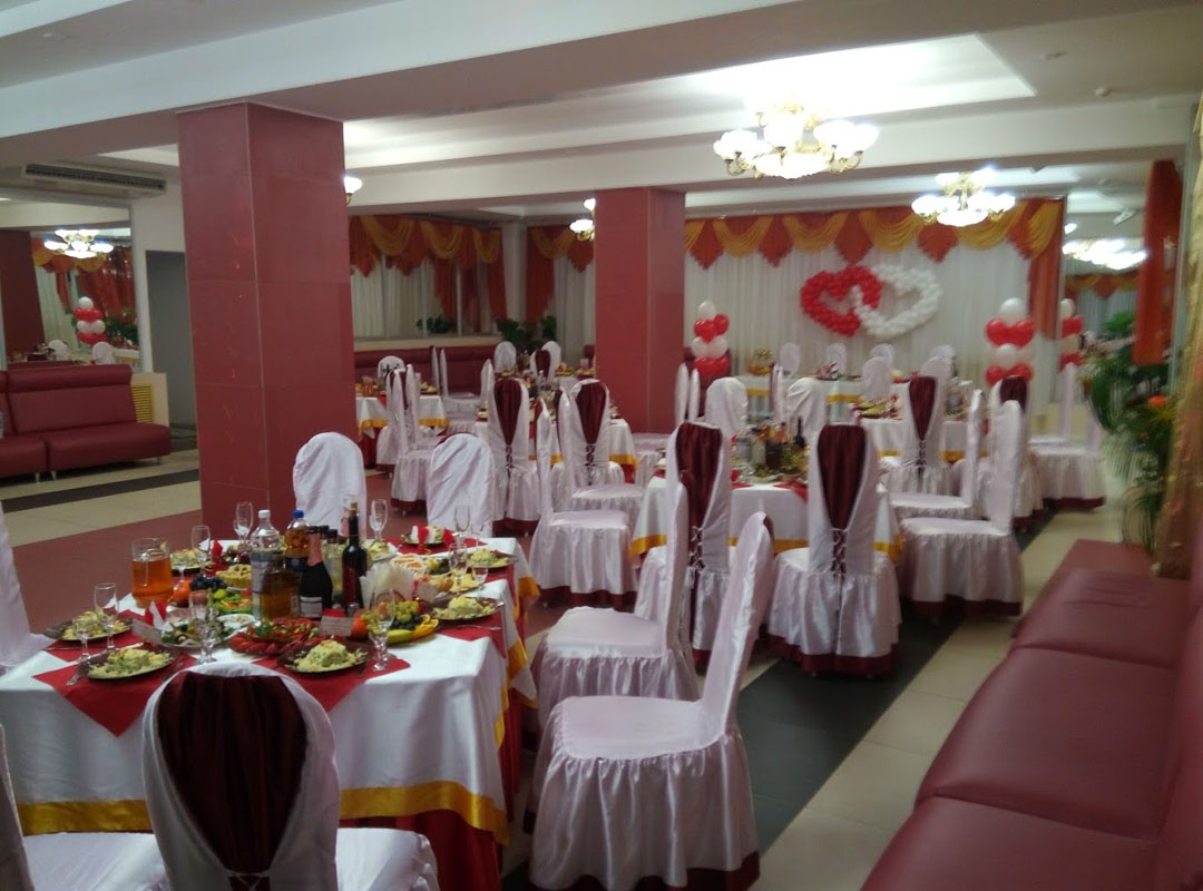 Основной зал — банкетный зал Laff Cafe, фото