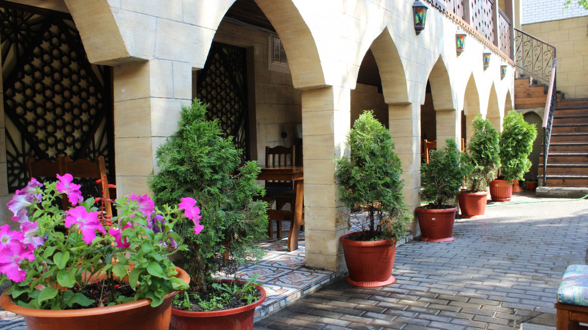 Летний двор — Шеш-Беш