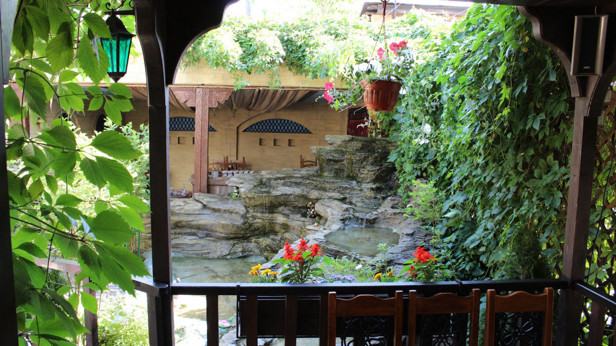 Летний двор — Шеш-Беш