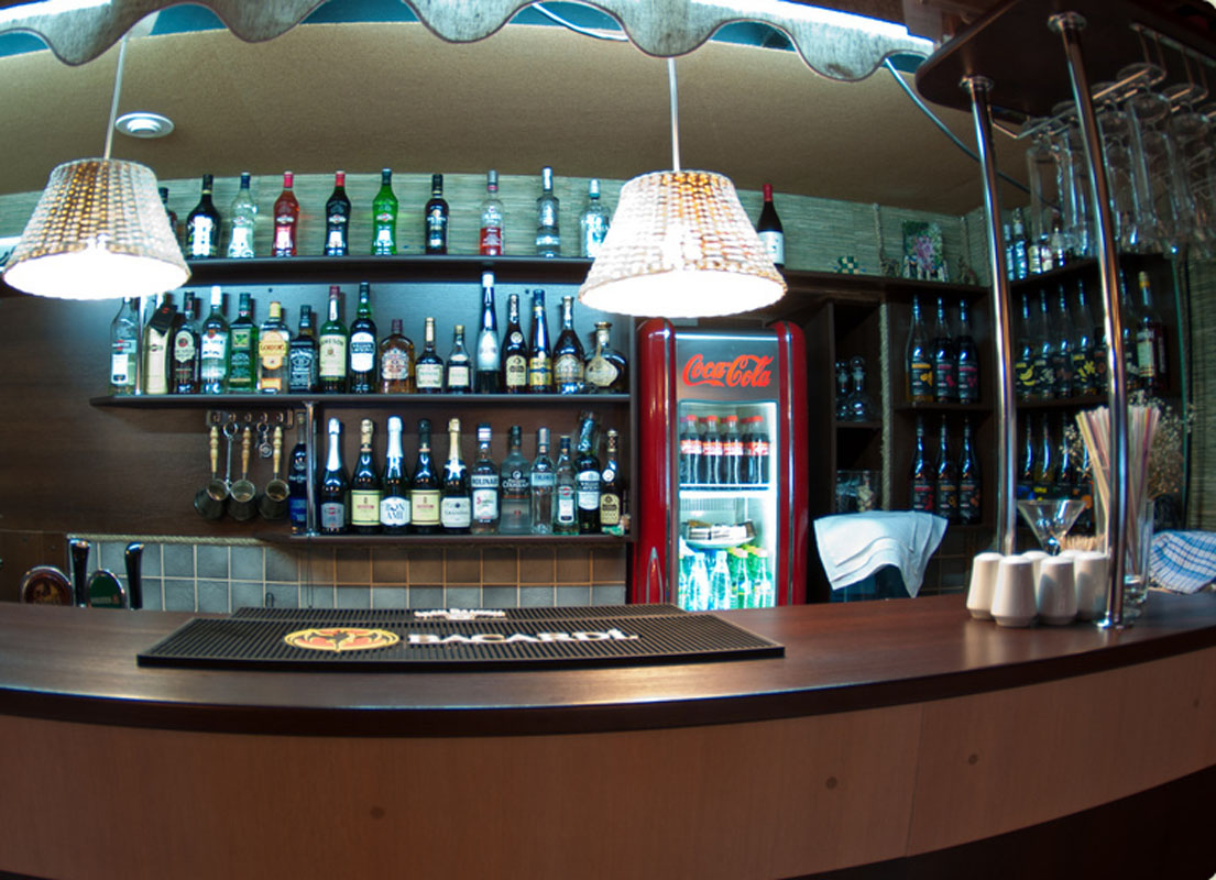 Основной зал — Ля Фамилия