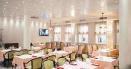 Первый этаж — подробнее о зале