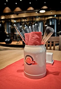 Основной зал — Макс Брой