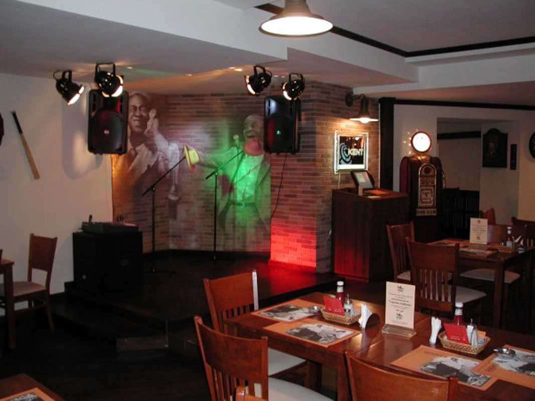 Основной зал — Джэксонс Бар энд Гриль