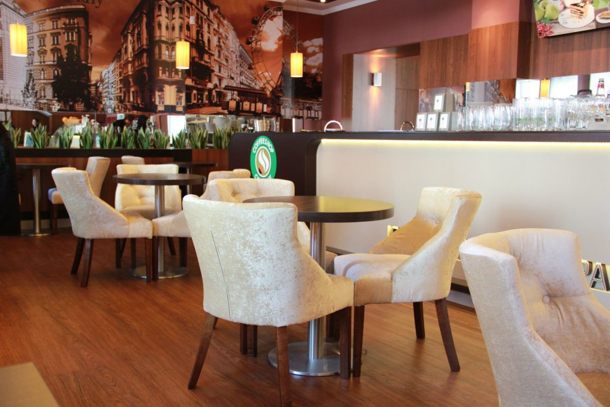 Основной зал — Кофишоп Кампани на улице Коммуны