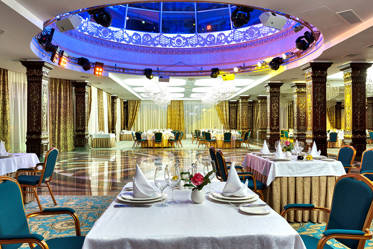 Рестораны и бары  в гранд отеле Видгоф — Ресторан Купол, фото банкетного зала