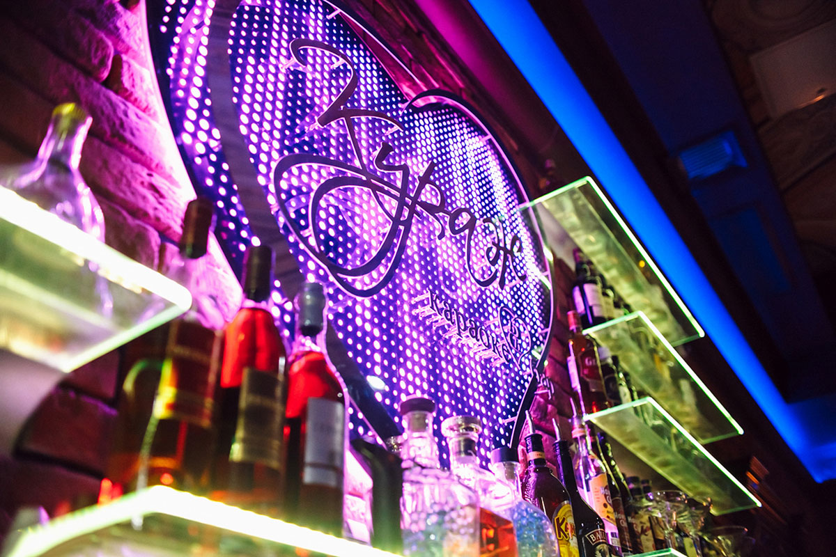 Караоке-бар Кураж — Рестораны и бары  в гранд отеле Видгоф