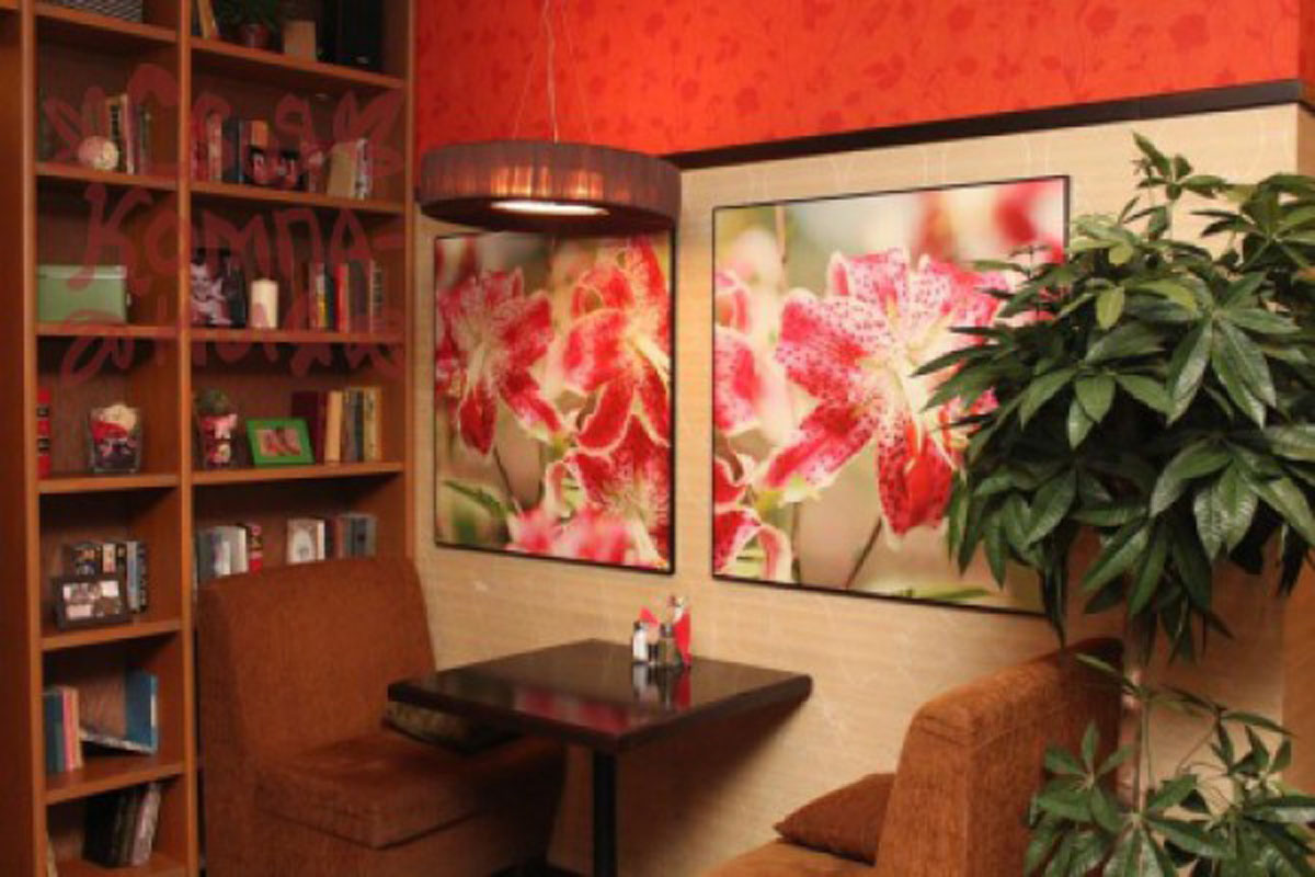 Основной зал — Ресторан Своя Компания на Свердловском проспекте