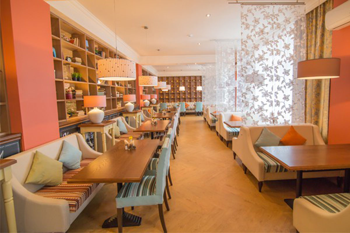 Ресторан Своя Компания на Комсомольском проспекте — Основной зал, фото банкетного зала