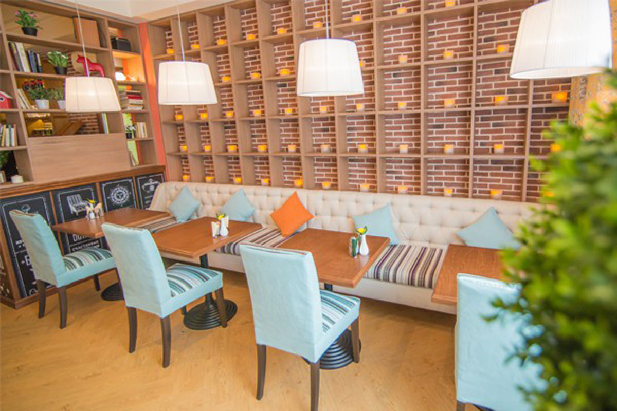 Основной зал — Ресторан Своя Компания на Комсомольском проспекте