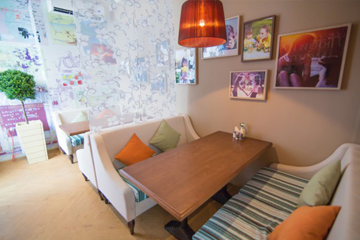 Основной зал — Ресторан Своя Компания на Комсомольском проспекте